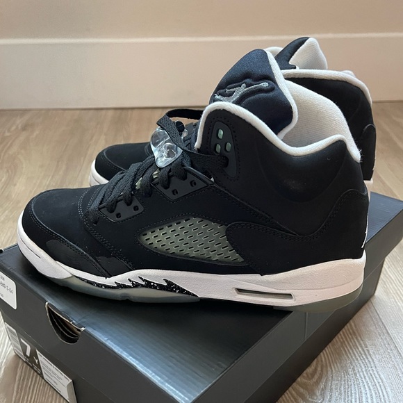 Air Jordan 5 - Oreos. Size 7 in youth. - Picture 1 of 8